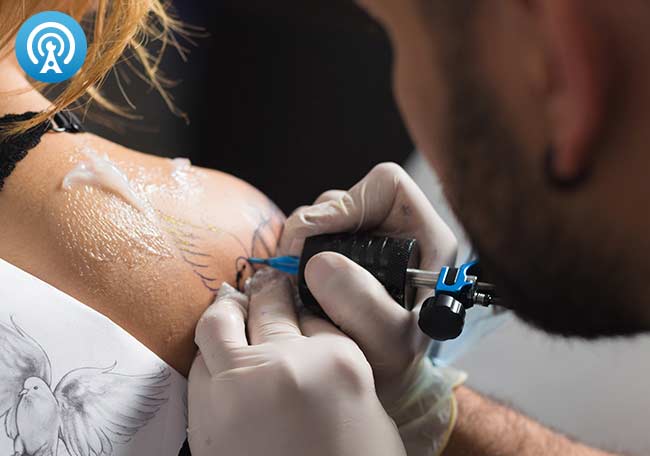 Los tatuajes temporales que usan los niños podrían causar efectos